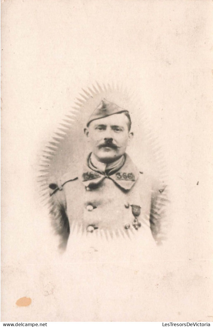 MILITARIA - Un Militaire En Uniforme - Carte Postale Ancienne - Uniformen