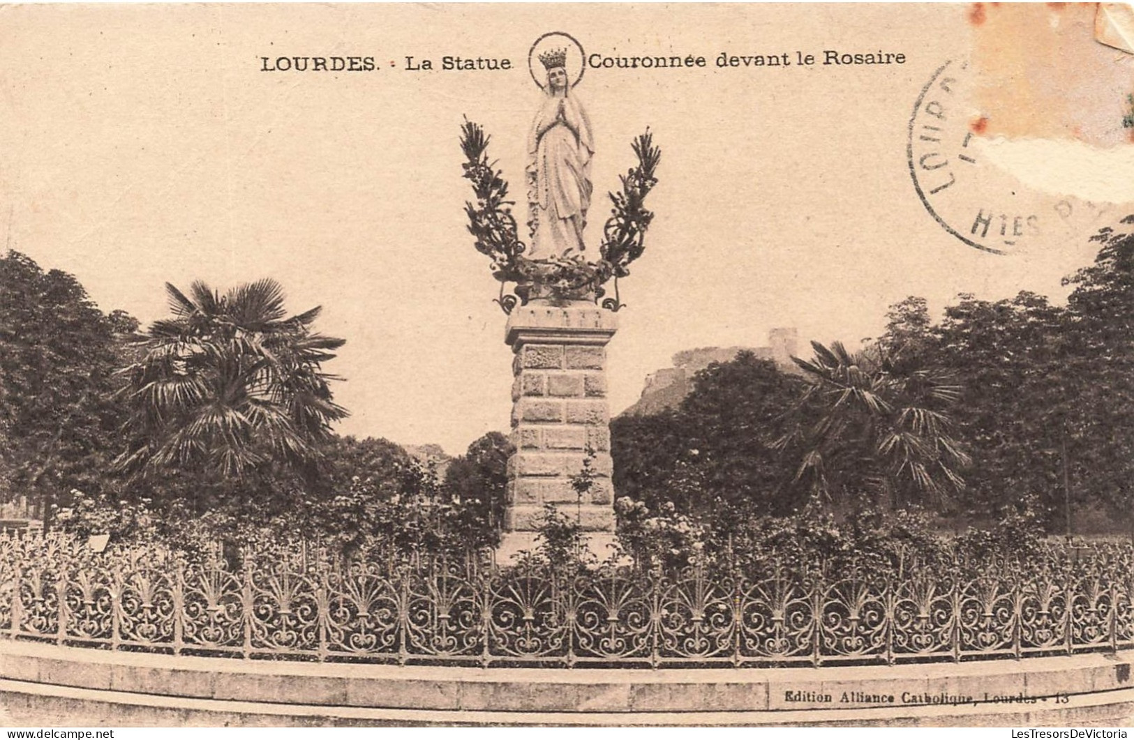 FRANCE - Lourdes - La Statue Couronnée Devant Le Rosaire  - Carte Postale Ancienne - Lourdes