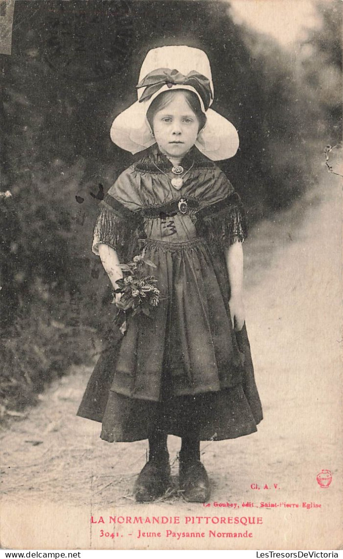 FOLKLORE - Costumes - Jeune Paysanne Normande - Carte Postale Ancienne - Trachten