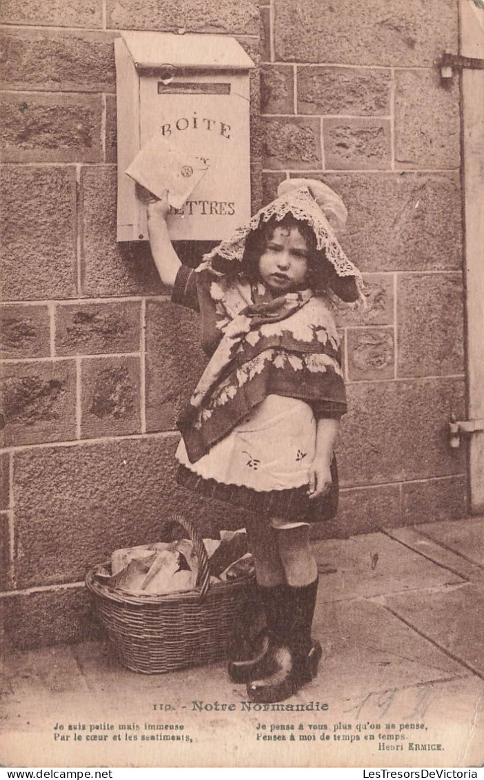 FOLKLORE - Costumes - Notre Normandie - Petite Fille Envoyant Une Lettre - Carte Postale Ancienne - Trachten