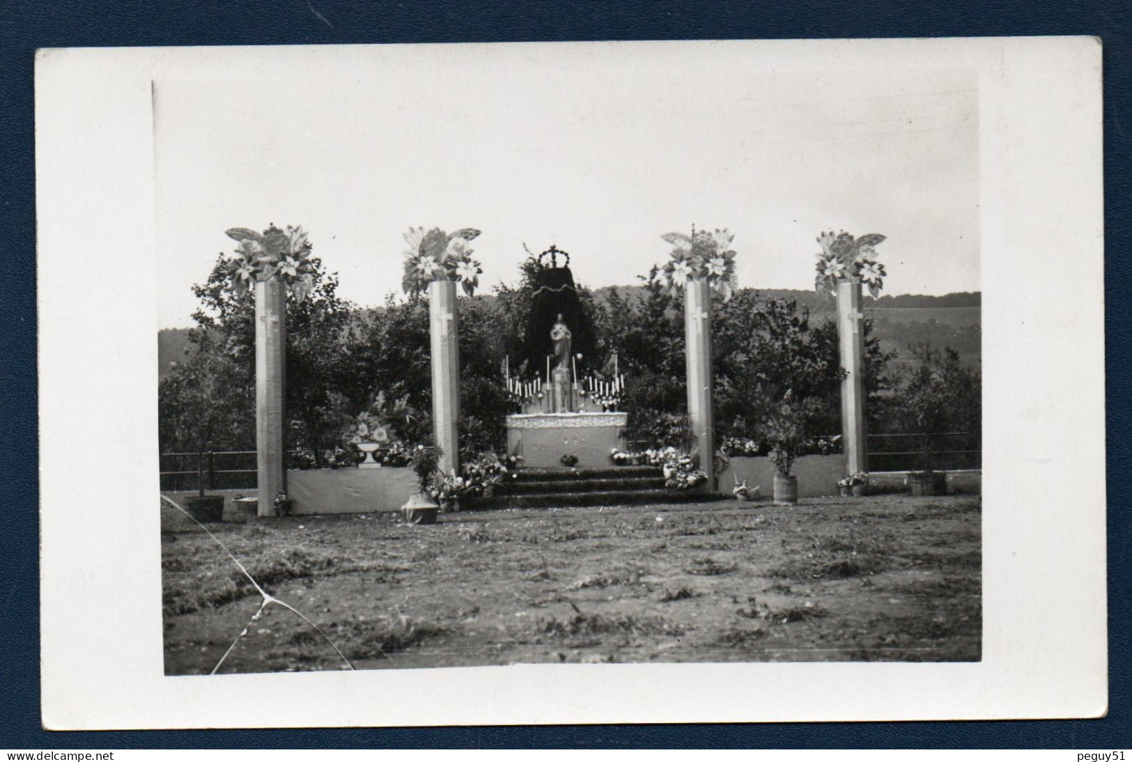 Carte-photo. Colonnes Et Autel Décorés. Statue Du Christ. A Identifier - A Identificar