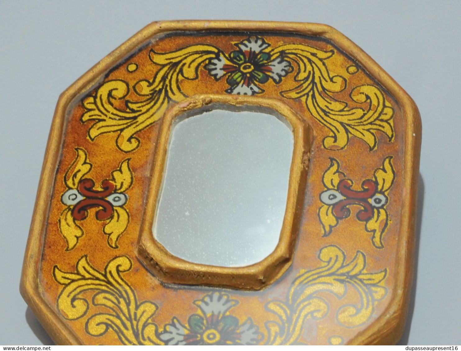 -PETIT MIROIR Avec Frise Fleurs & Volutes Peintes  Fixée Sous Verre Déco XXe     E - Spiegels