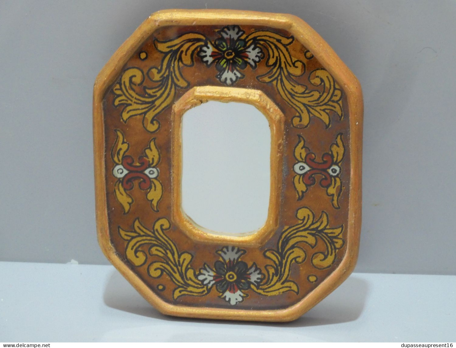 -PETIT MIROIR Avec Frise Fleurs & Volutes Peintes  Fixée Sous Verre Déco XXe     E - Spiegels