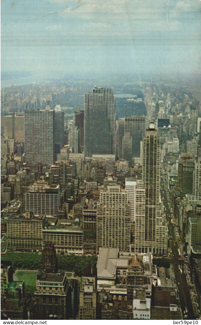 ETATS-UNIS  NEW YORK  MIDTOWN MANHATTAN  VIEW SHOWING ROCKEFELLER CENTER - Manhattan