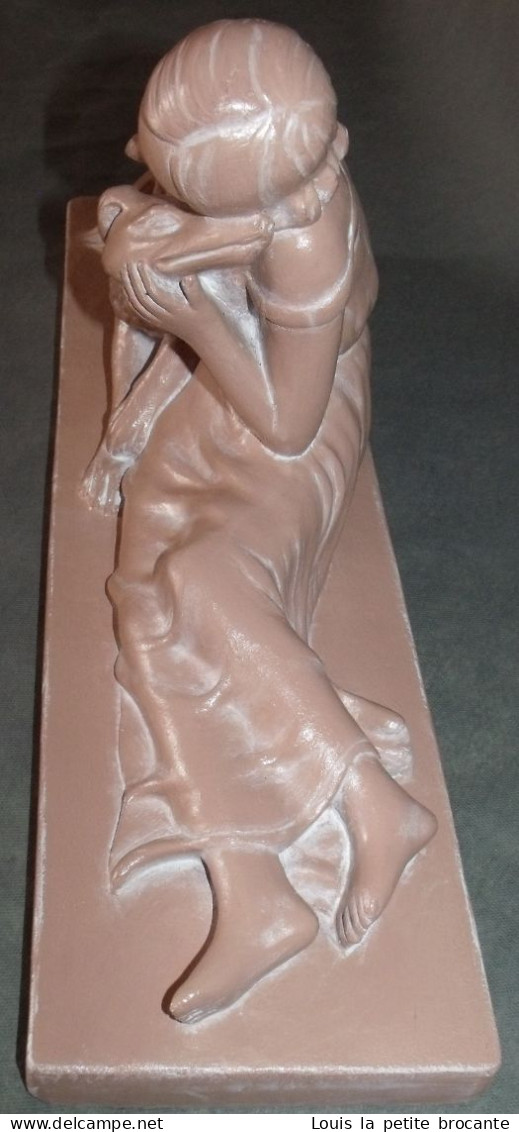 Sculpture En Plâtre Patiné, Style Art Déco, Une Femme Et Son Chien Barzoï. Couleur Terre Cuite Vieillie - Gips