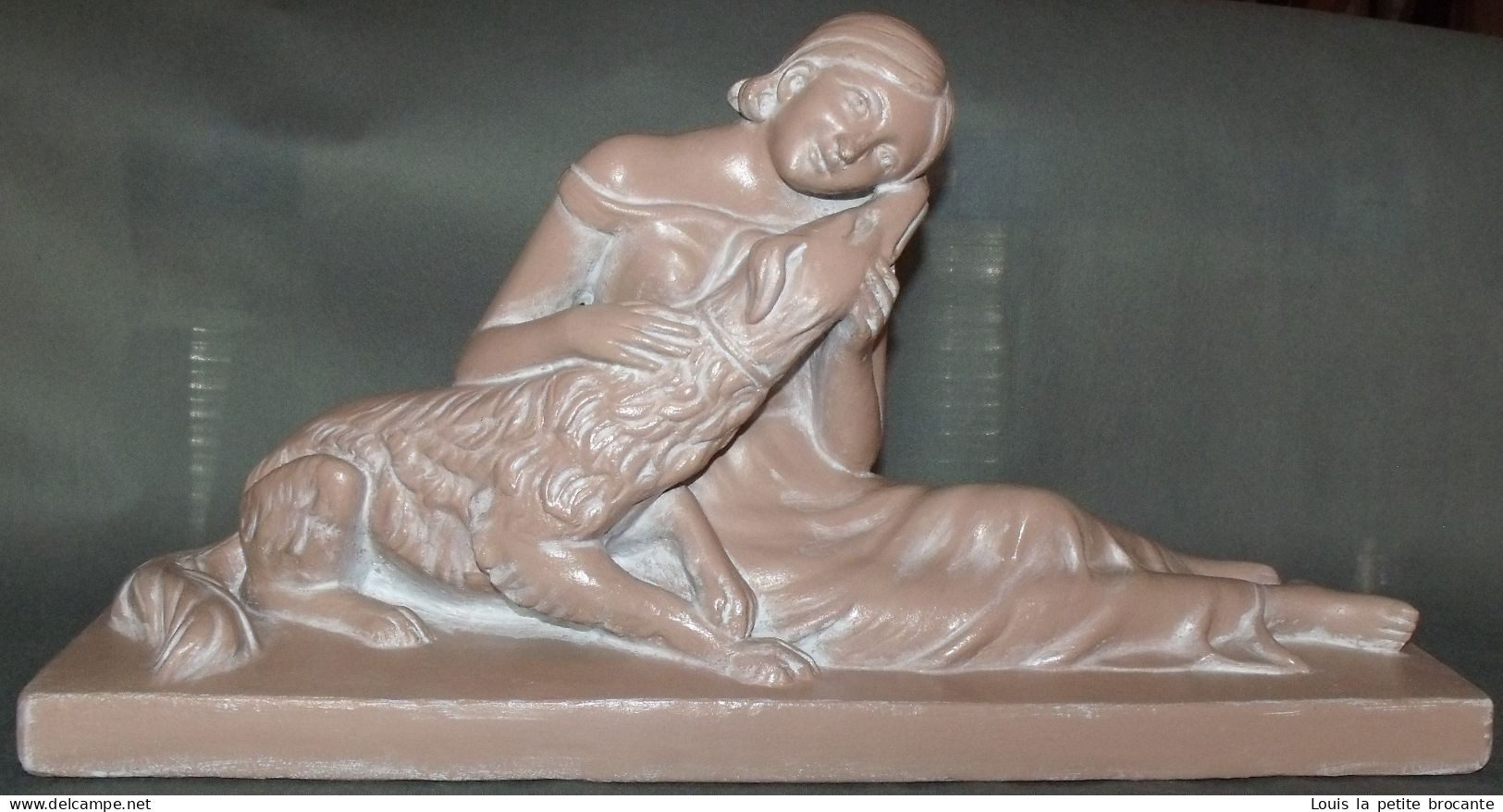Sculpture En Plâtre Patiné, Style Art Déco, Une Femme Et Son Chien Barzoï. Couleur Terre Cuite Vieillie - Gips
