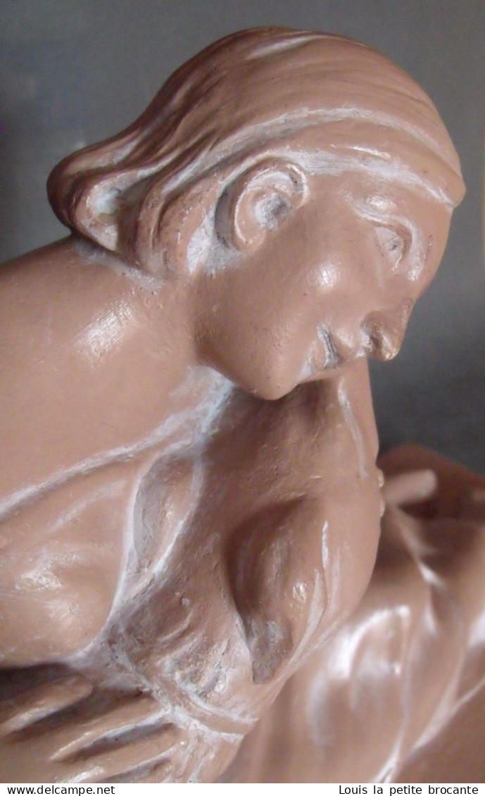 Sculpture en plâtre patiné, signée V. TOGNELLI, style Art Déco, une femme et son chien barzoï.