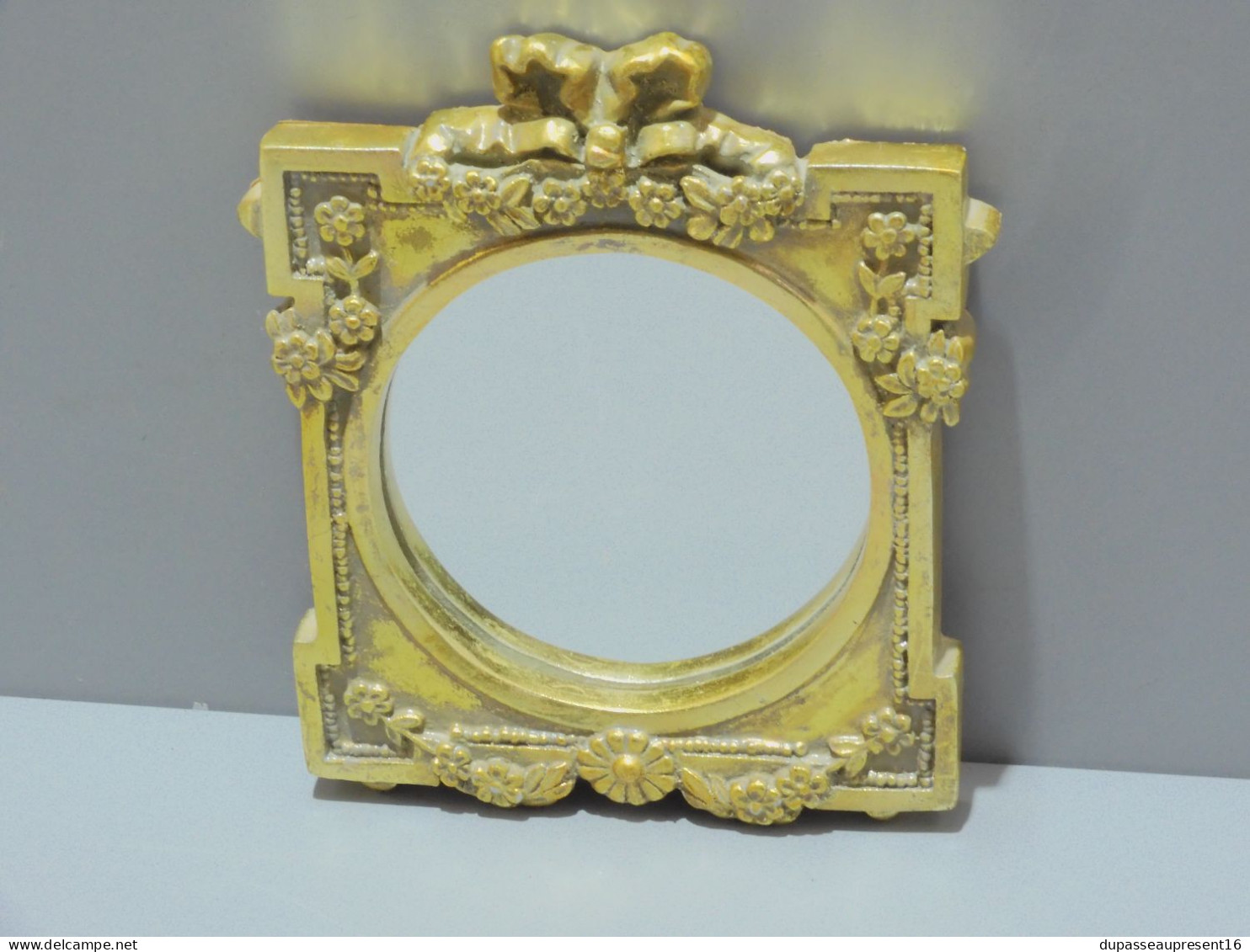 -PETIT MIROIR RESINE Dorée et argentée avec un Noeud et Fleurs  déco XXe      E