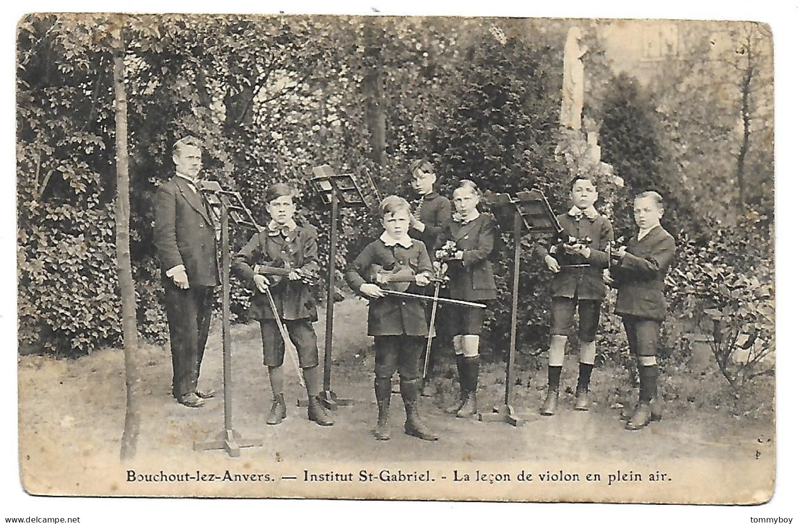 CPA Bouchout-lez-Anvers, Institut Saint-Gabriel, La Leçon De Violon En Plein Air (matige Staat) - Boechout