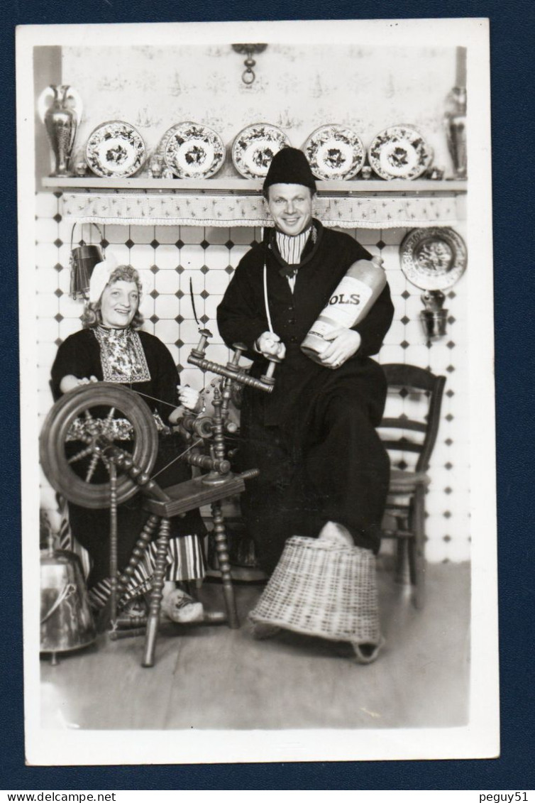 Pays-Bas. Volendam. Carte-photo. Intérieur Traditionnel. Couple En Costume Local. Ancien Rouet, Pipe Et Liqueur Bols. - Volendam