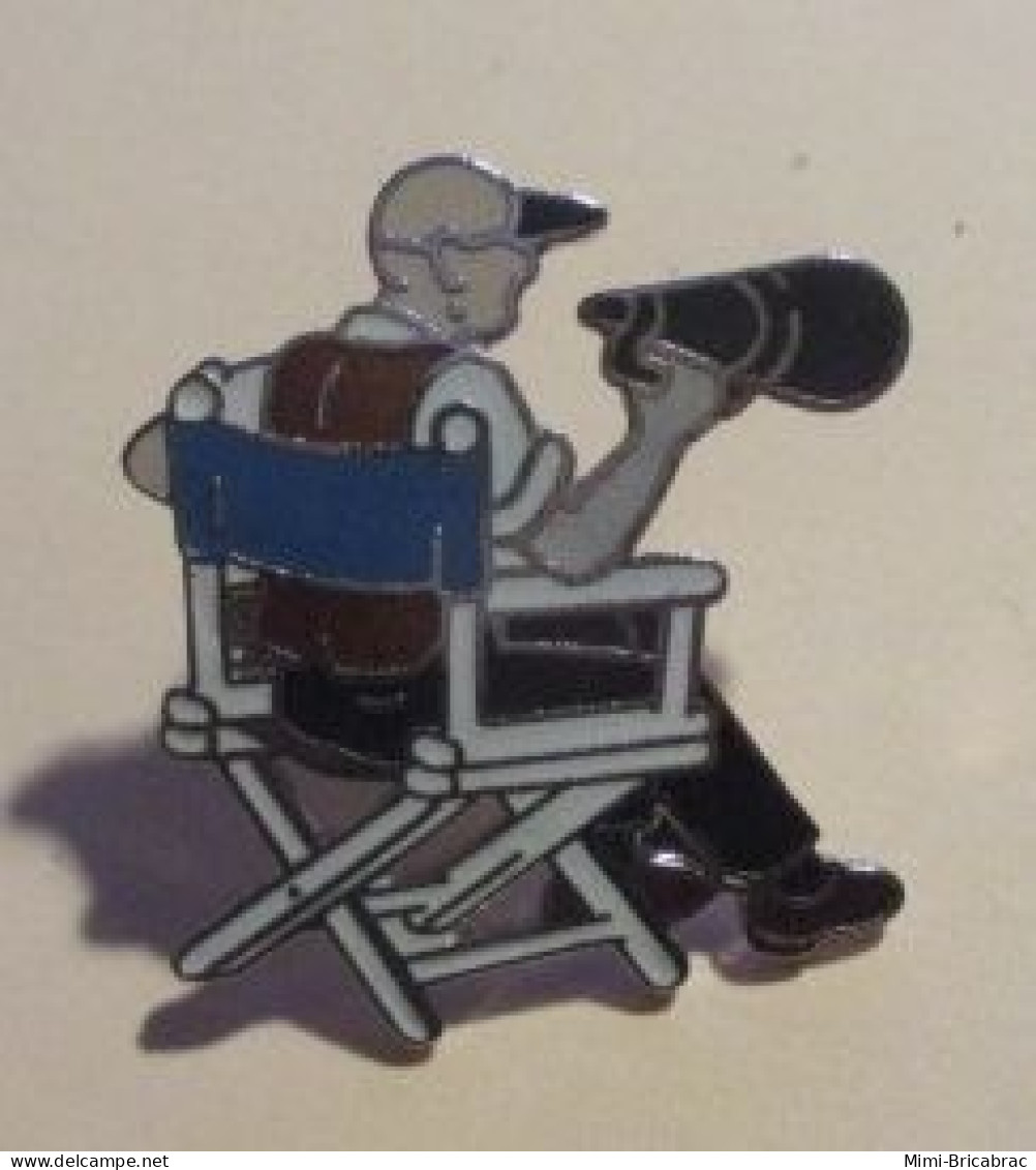 SP D&M Pin's Pins / Beau Et Rare / CINEMA / REALISATEUR ASSIS SUR CHAISE EN TOILE Pin's DEMONS & MERVEILLES ETAT NEUF - Cinéma