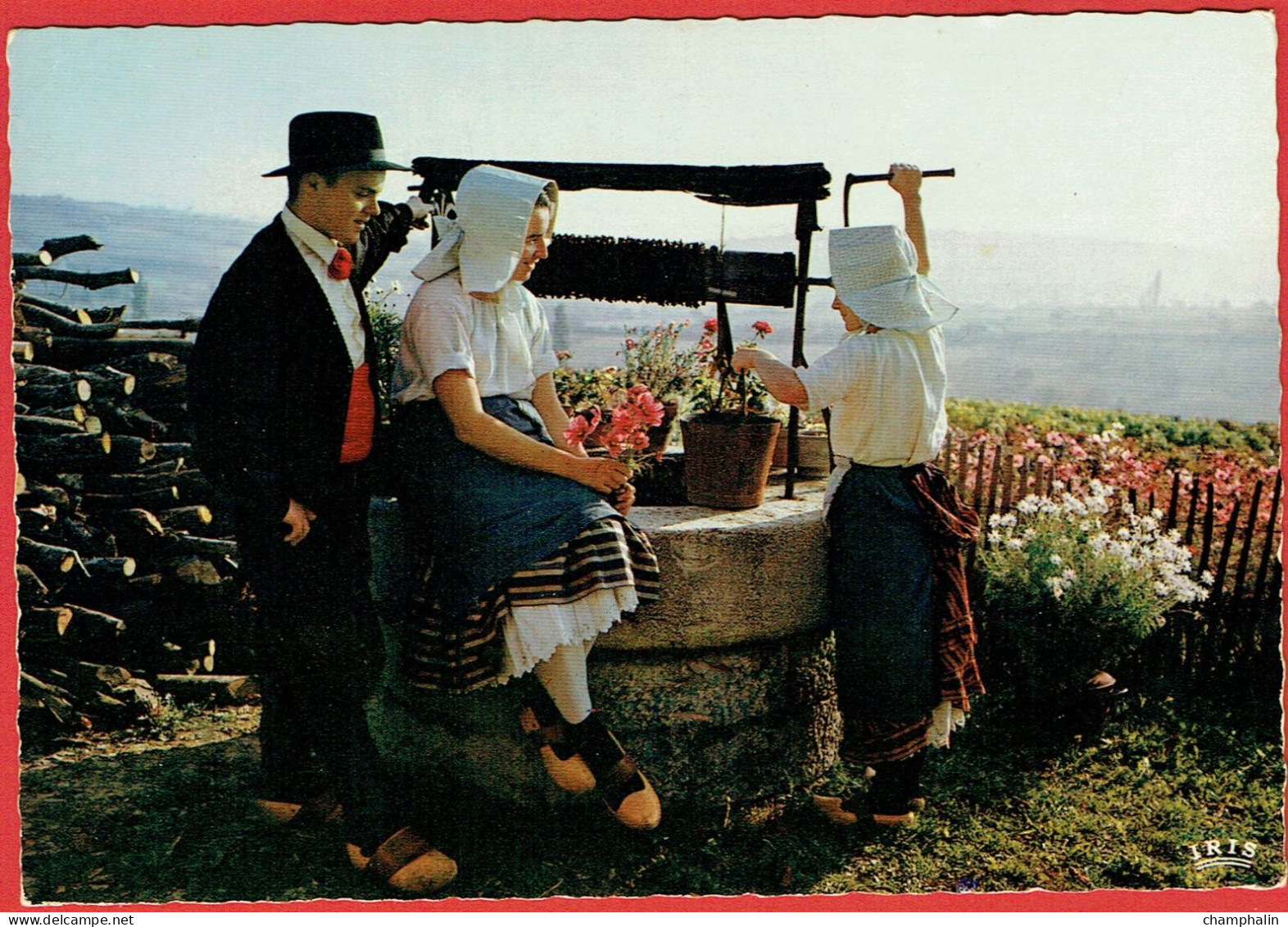 Folklore Bourguignon - Les Jeunes Gens Se Content Fleurette Avant D'aller Marander - Costumes Traditionnels Coiffes - Bourgogne