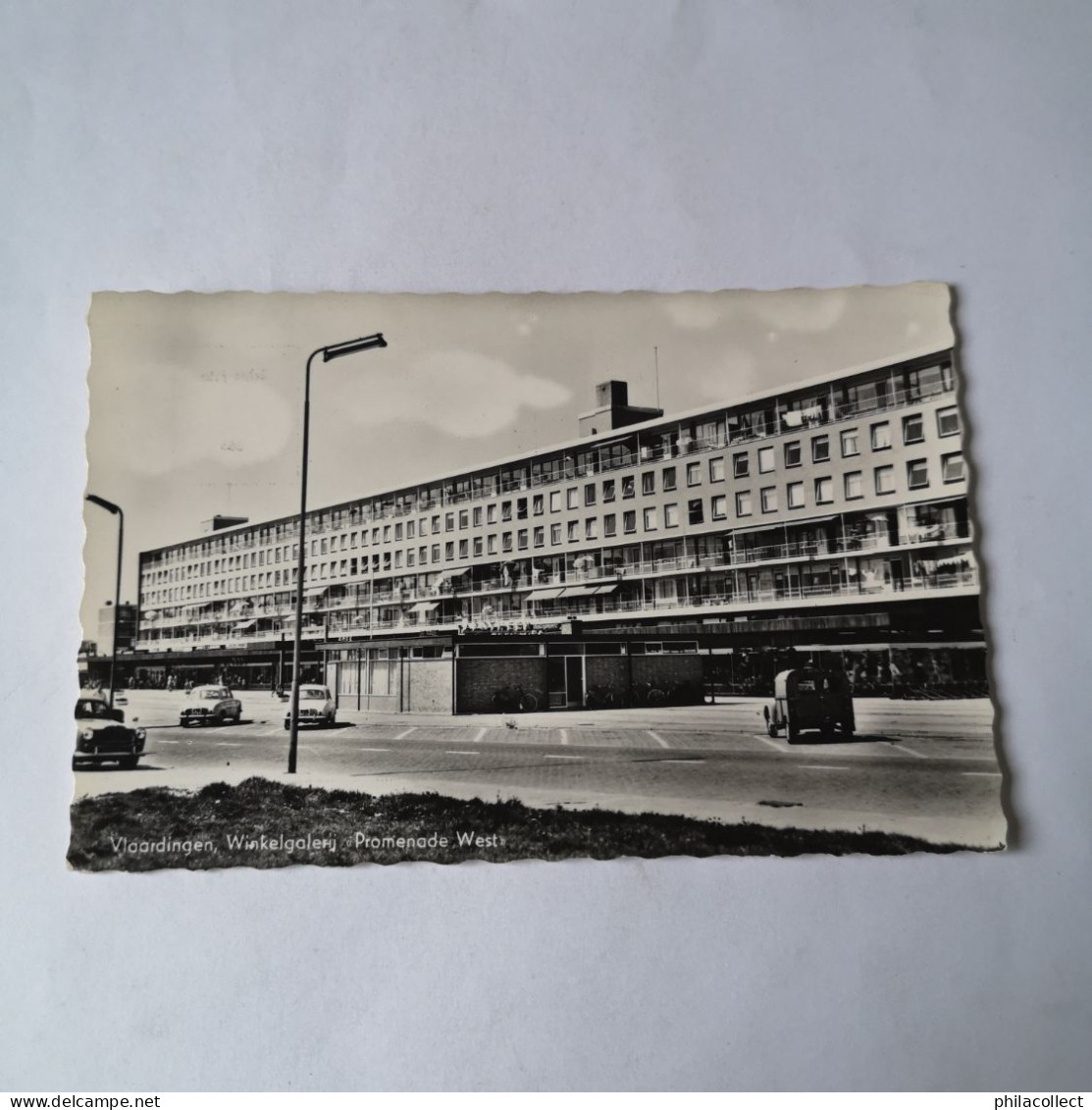 Vlaardingen // Winkelgalerij Promenade West (auto) 1965? - Vlaardingen