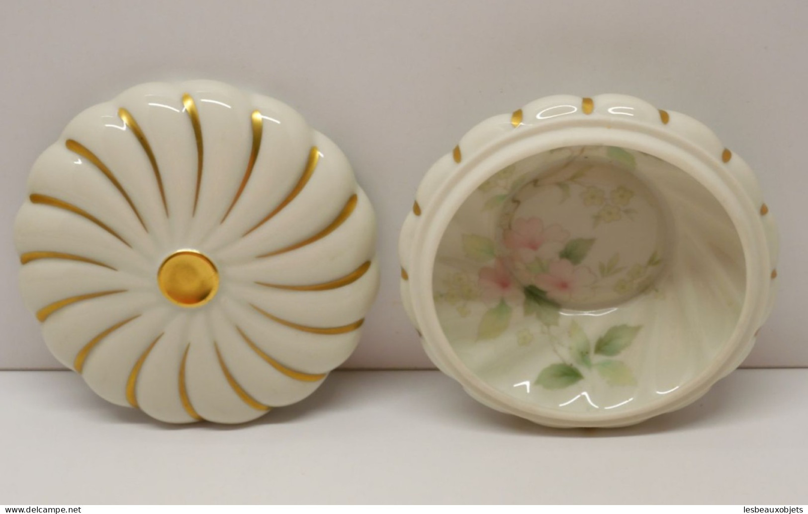 -JOLIE BOITE BONBONNIERE PORCELAINE LIMOGES Forme Fleur Collection Vitrine  E - Limoges (FRA)