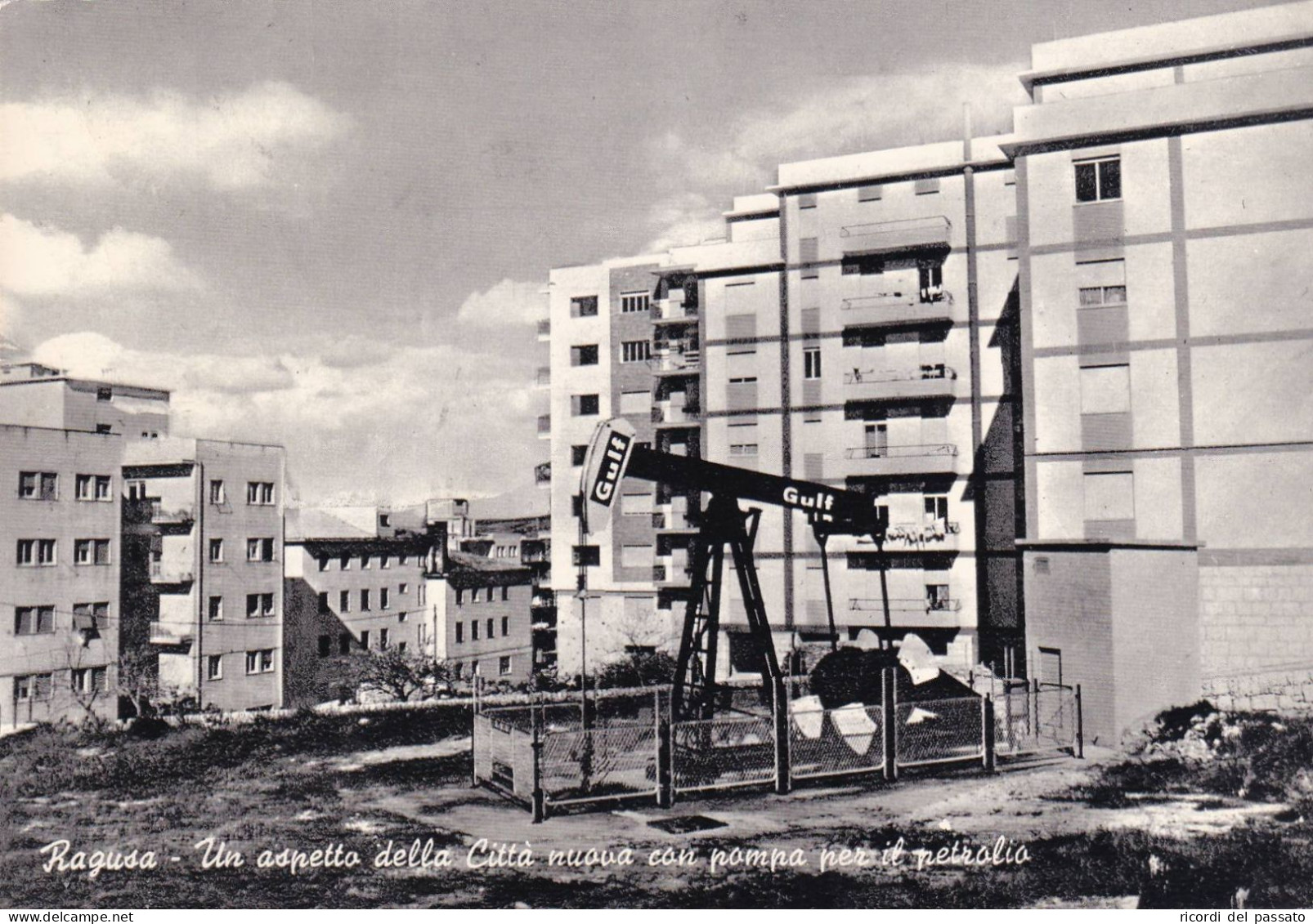 Cartolina Ragusa - Un Aspetto Della Città Nuova Con Pompa Per Il Petrolio - Ragusa