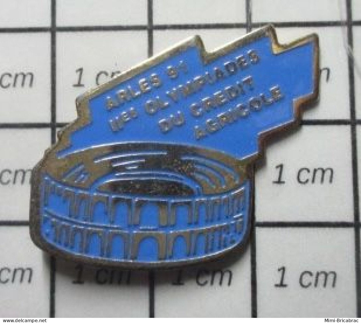 313B Pin's Pins / Beau Et Rare / BANQUES / ARENES ARLES OLYMPIADES DU CREDIT AGRICOLE - Banken