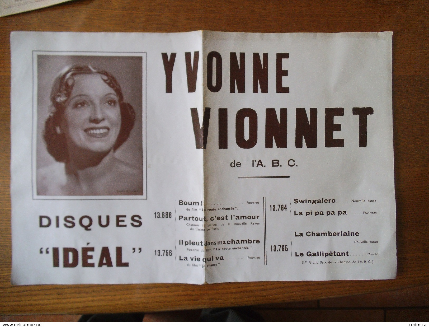 YVONNE VIONNET STUDIO HARCOURT DE L'A.B.C. DISQUES "IDEAL"  50cm/32,5 Cm - Affiches & Posters