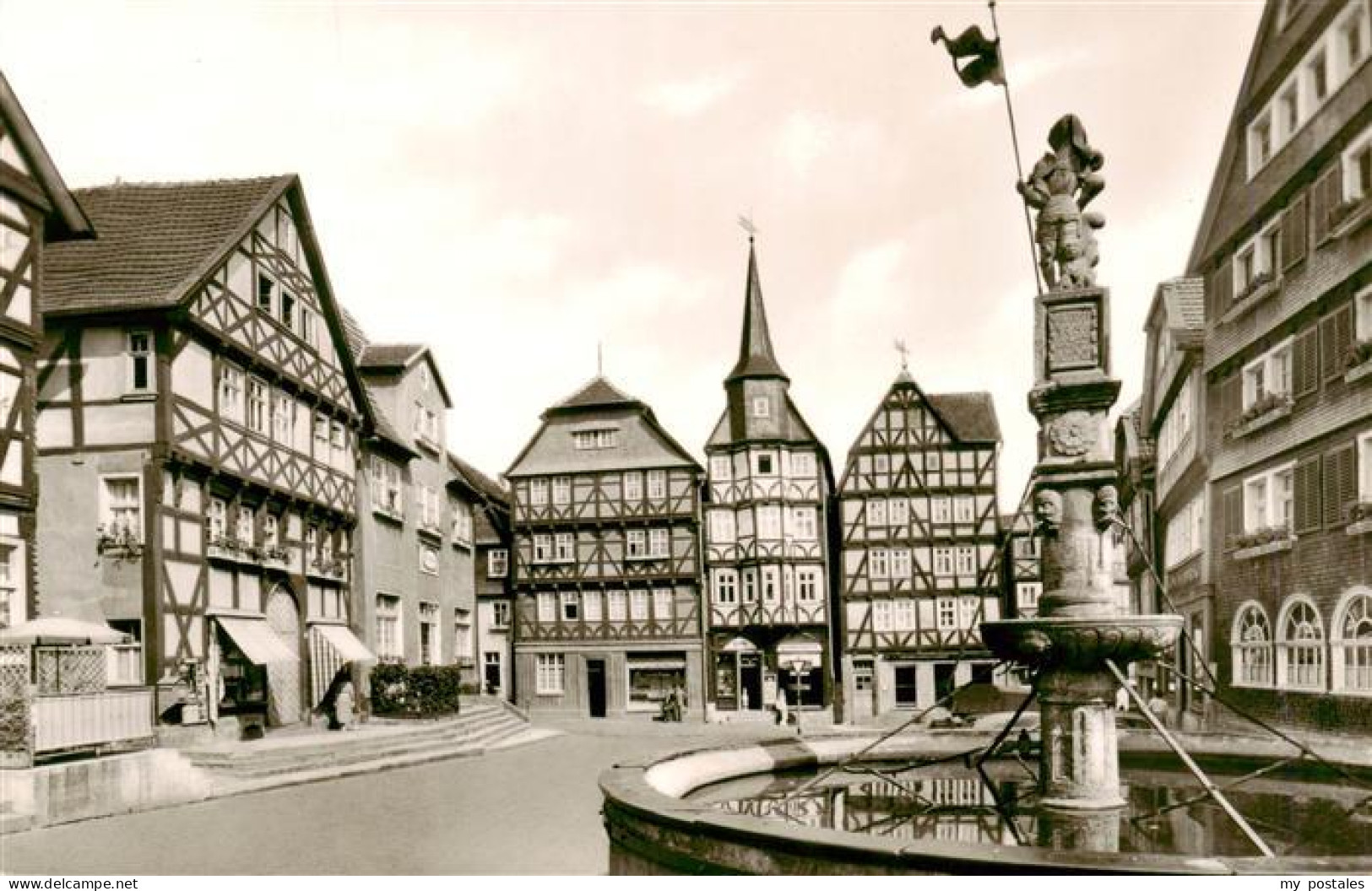 73949172 Fritzlar Markt Mit Rolandsbrunnen Altstadt Fachwerkhaeuser - Fritzlar