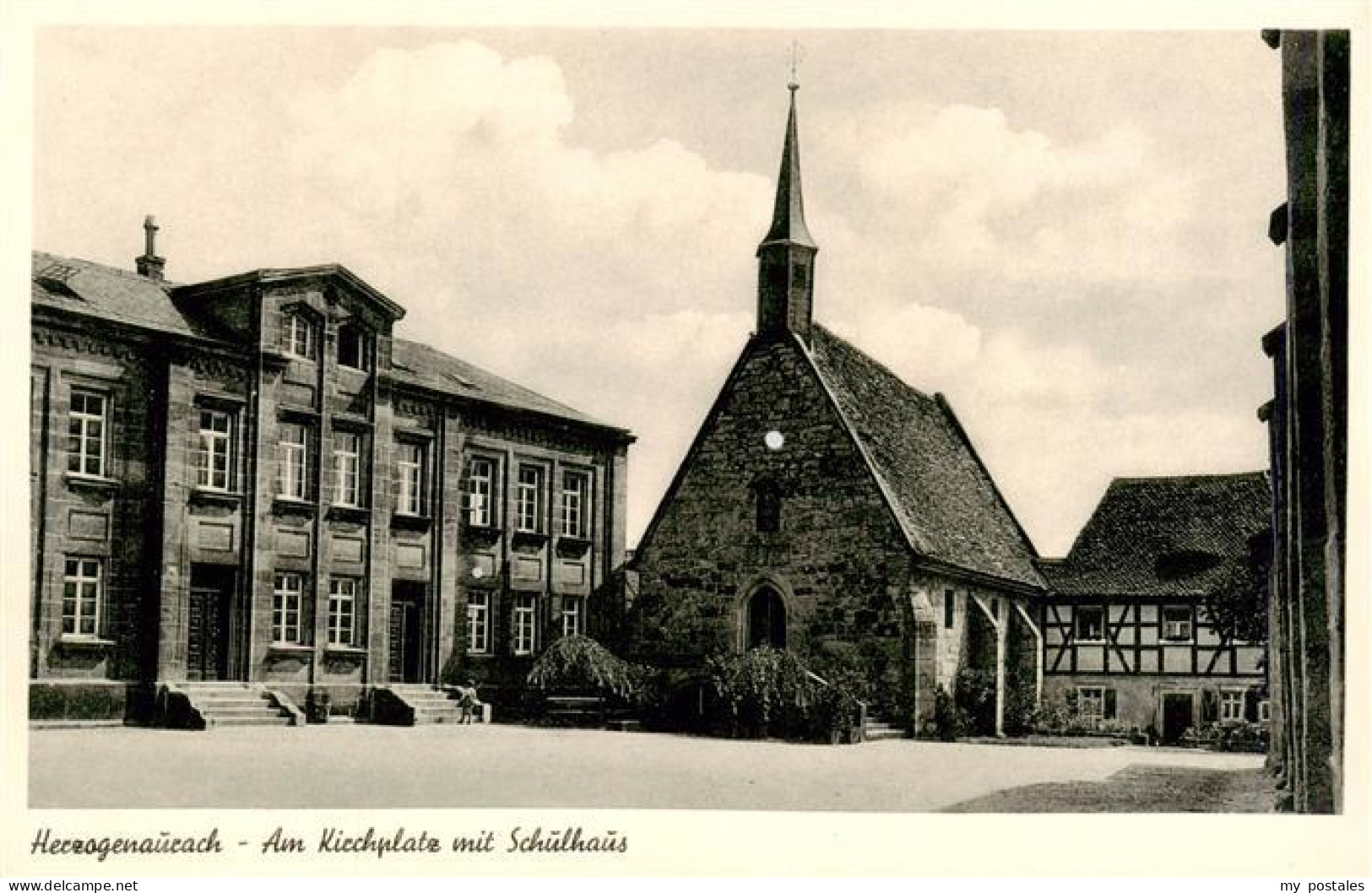 73949127 Herzogenaurach_Bayern Kirchplatz Mit Schulhaus - Herzogenaurach