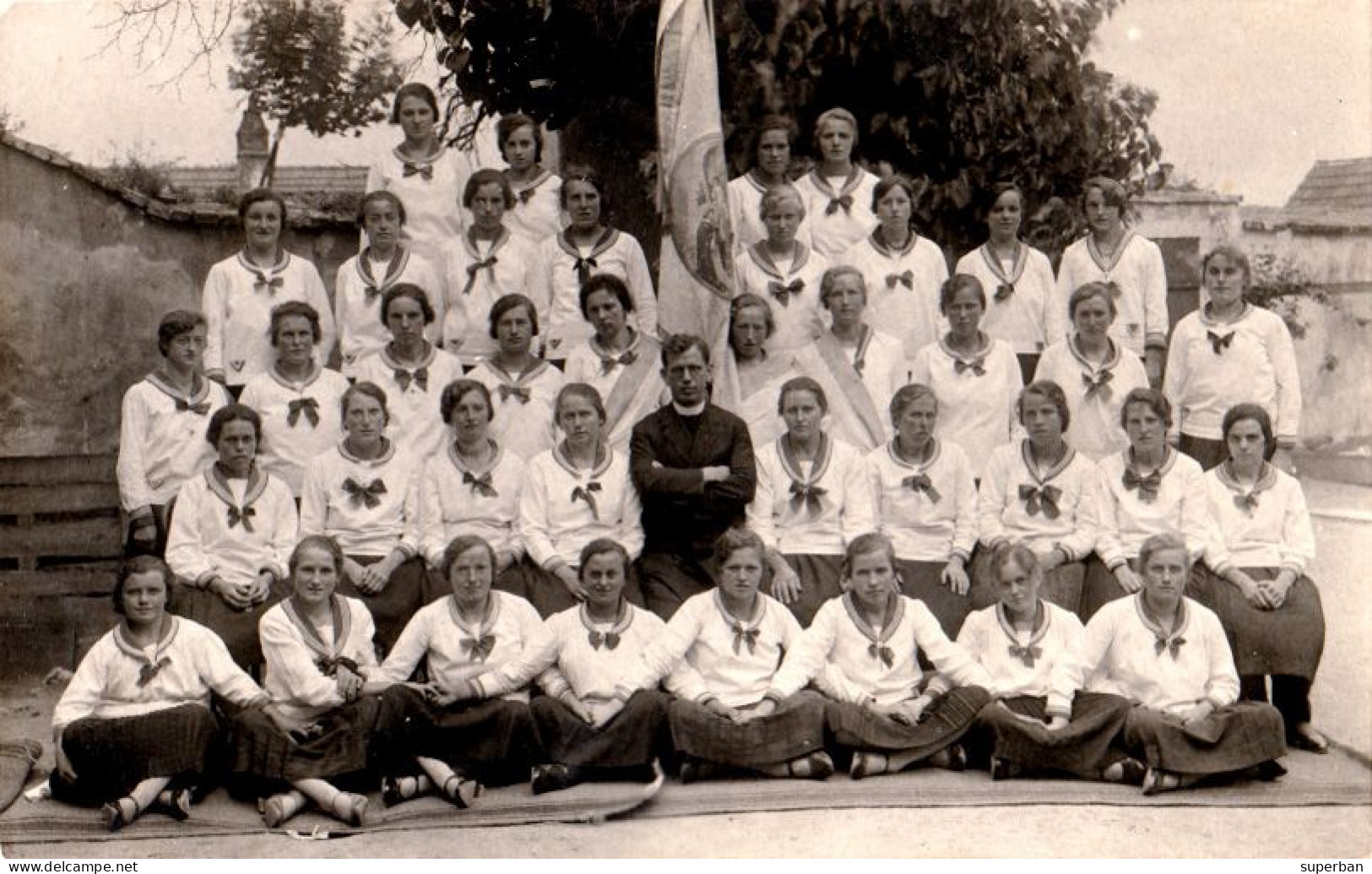 EISENSTADT : GROUP Of STUDENT GIRLS ? / GROUPE D'ÉTUDIANTES ? - CARTE VRAIE PHOTO / REAL PHOTO ~ 1920 - '925 (am905) - Eisenstadt