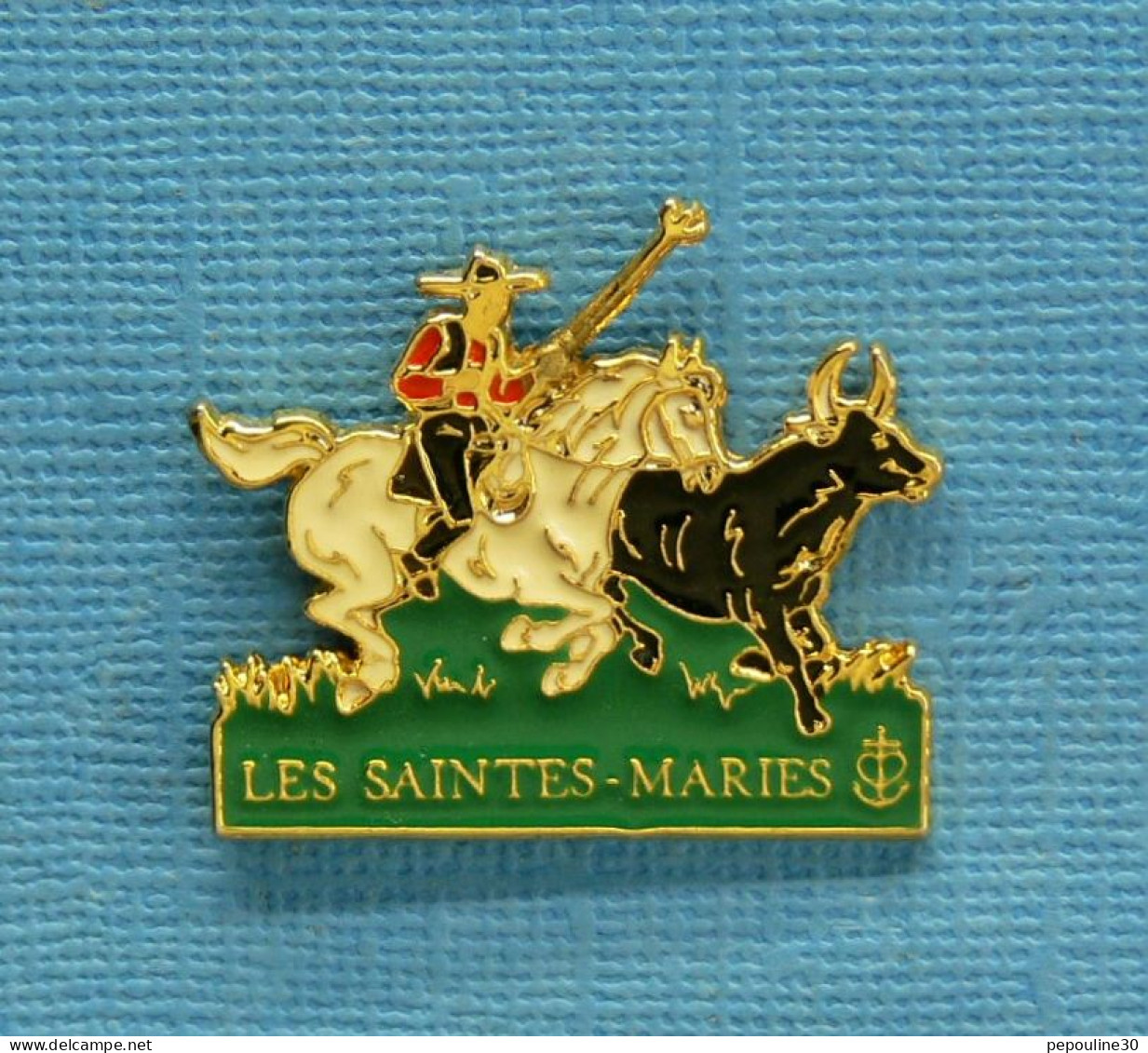 1 PIN'S //  ** LES SAINTES-MARIES-DE-LA-MER / CAPITALE DE LA CAMARGUE ET DES MANADES ** - Bullfight - Corrida