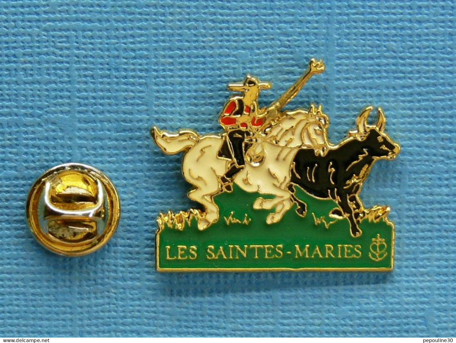 1 PIN'S //  ** LES SAINTES-MARIES-DE-LA-MER / CAPITALE DE LA CAMARGUE ET DES MANADES ** - Bullfight - Corrida