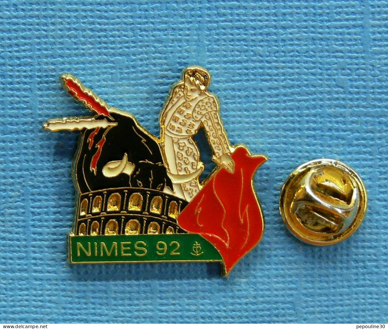 1 PIN'S /  ** FÉRIA DE NIMES '92 ** . (ATLANTI'S). - Corrida