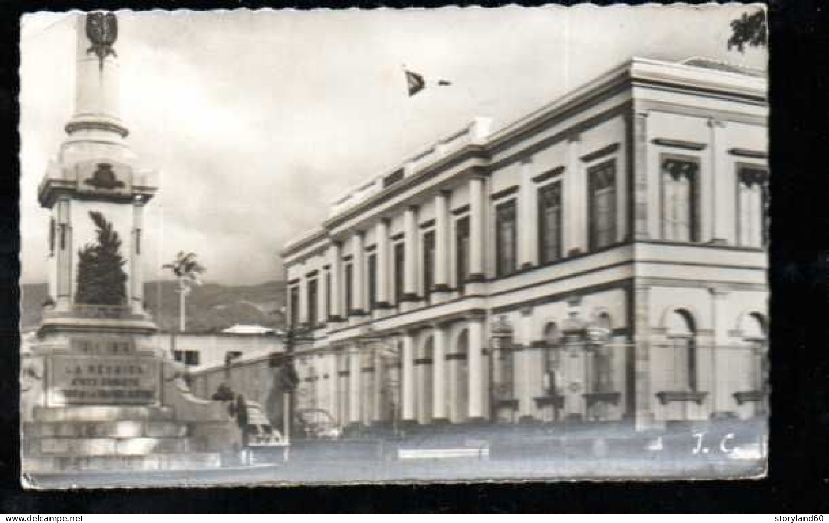 Cpsm Ile De La Réunion Hotel De Ville De Saint-denis Et Monument Aux Morts 14-18 - Saint Denis