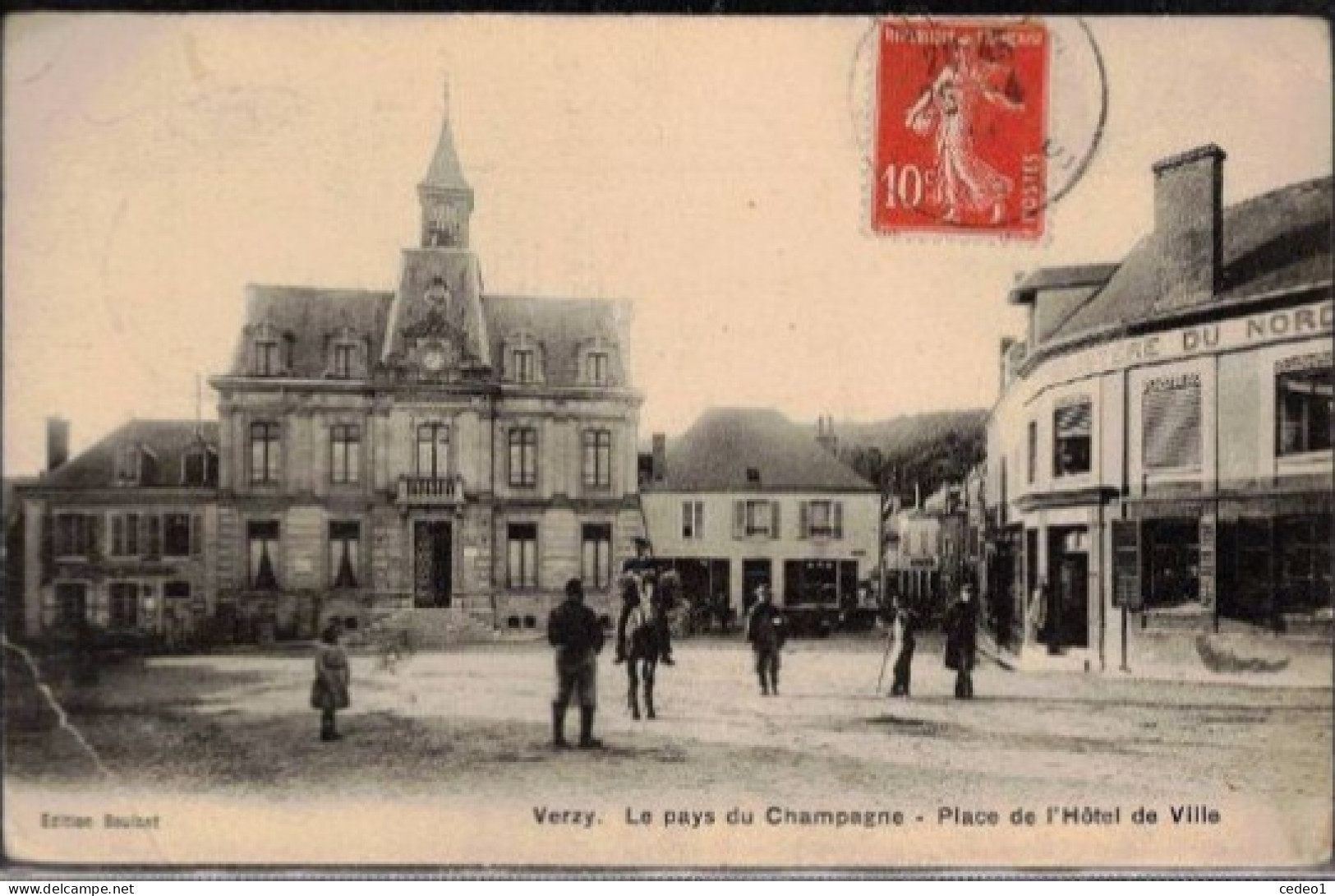 VERZY  LE PAYS DU CHAMPAGNE  PLACE DE L'HOTEL DE VILLE        CARTE EN L'ETAT   TRACE DE PLI SUR UN ANGLE - Verzy