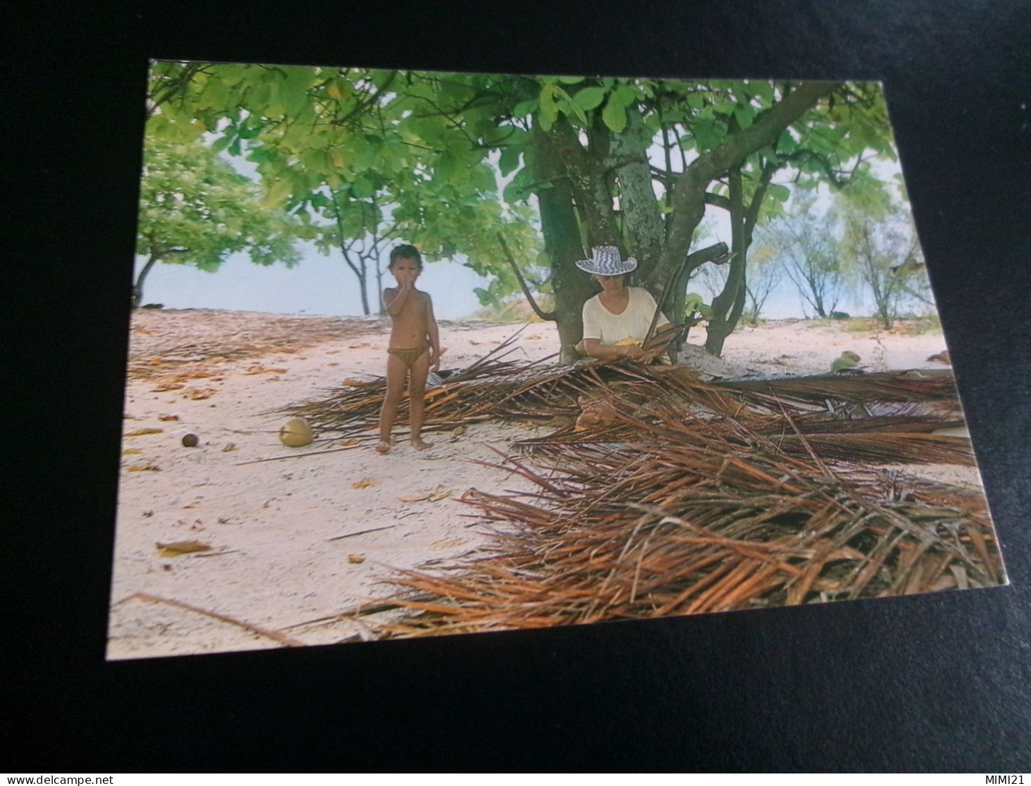 BELLE CARTE....LE TRESSAGE DES FEUILLES DE COCOTIER - French Polynesia