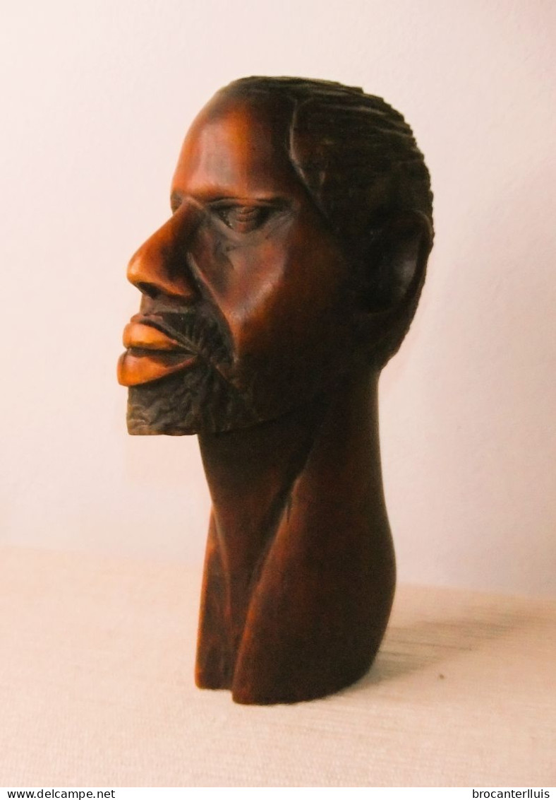 EXTRAORDINARIO BUSTO DE HOMBRE TALLADO EN MADERA. ARTE TRIBAL - African Art