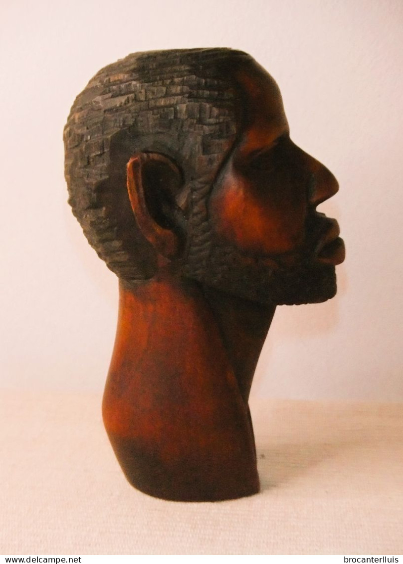 EXTRAORDINARIO BUSTO DE HOMBRE TALLADO EN MADERA. ARTE TRIBAL - Arte Africana
