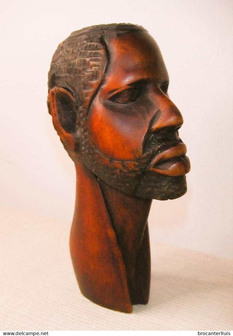 EXTRAORDINARIO BUSTO DE HOMBRE TALLADO EN MADERA. ARTE TRIBAL