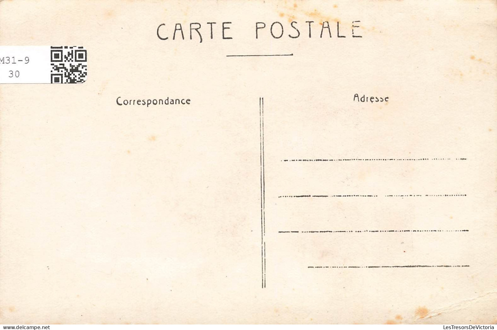 MODE - Une Femme Habillée Tout En Noir Avec Un Châle En Fourrure - Carte Postale Ancienne - Mode