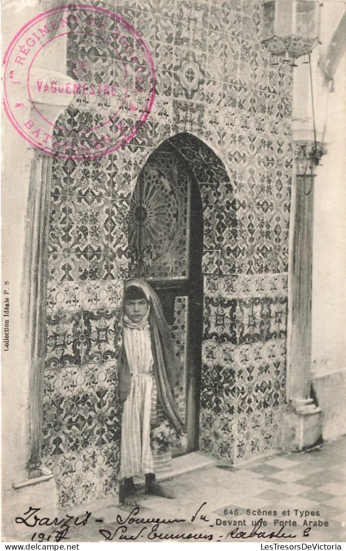 ASIE - Scènes Et Type - Devant Une Porte Arabe - Carte Postale Ancienne - Autres & Non Classés
