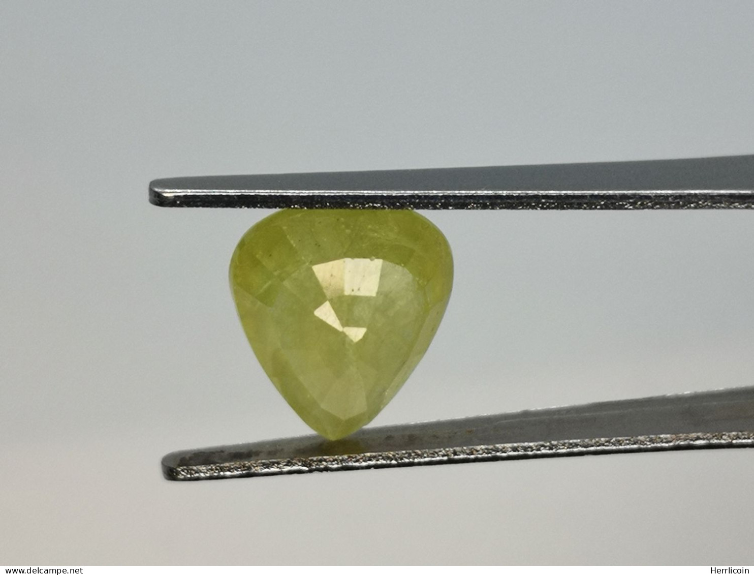 Sphène naturel de Tanzanie - Coupe poire 2.45 Carats - 10 x 8 x 4,5 mm