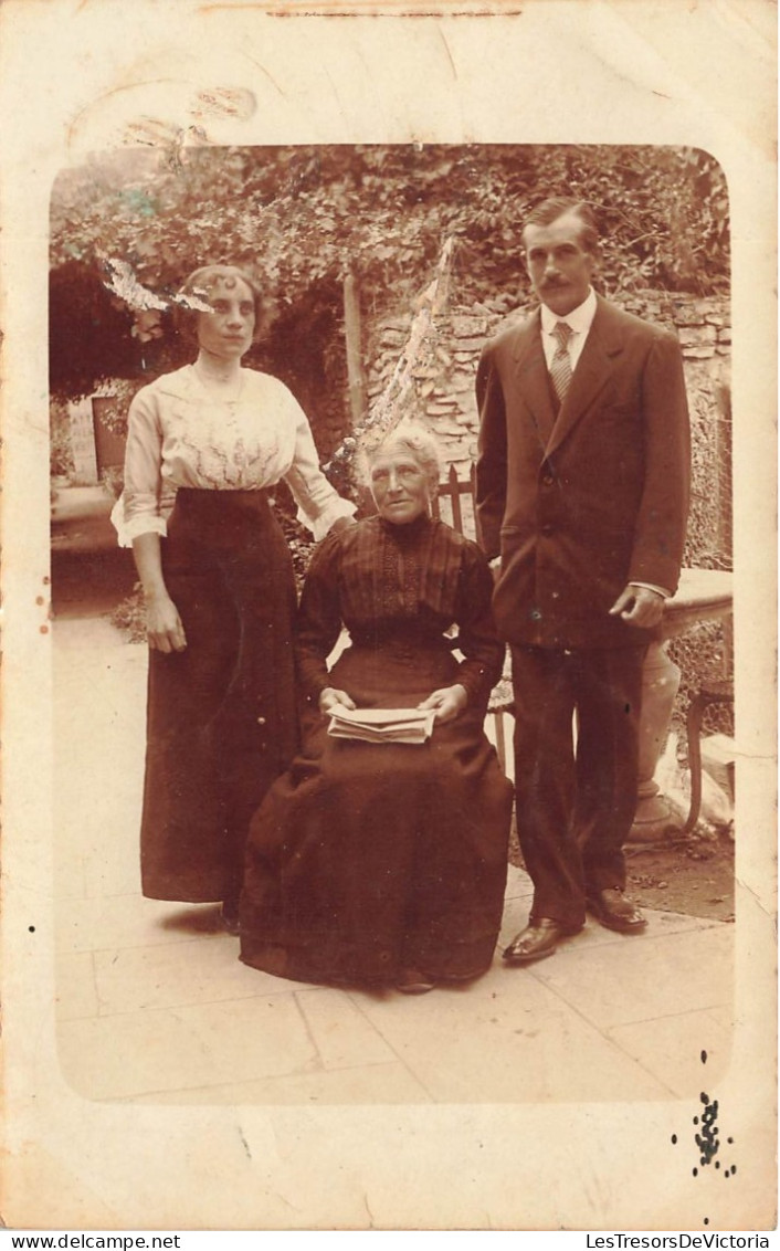 GENEALOGIE - Une Vieille Femme Assise Avec Ses Enfants - Carte Postale Ancienne - Genealogie