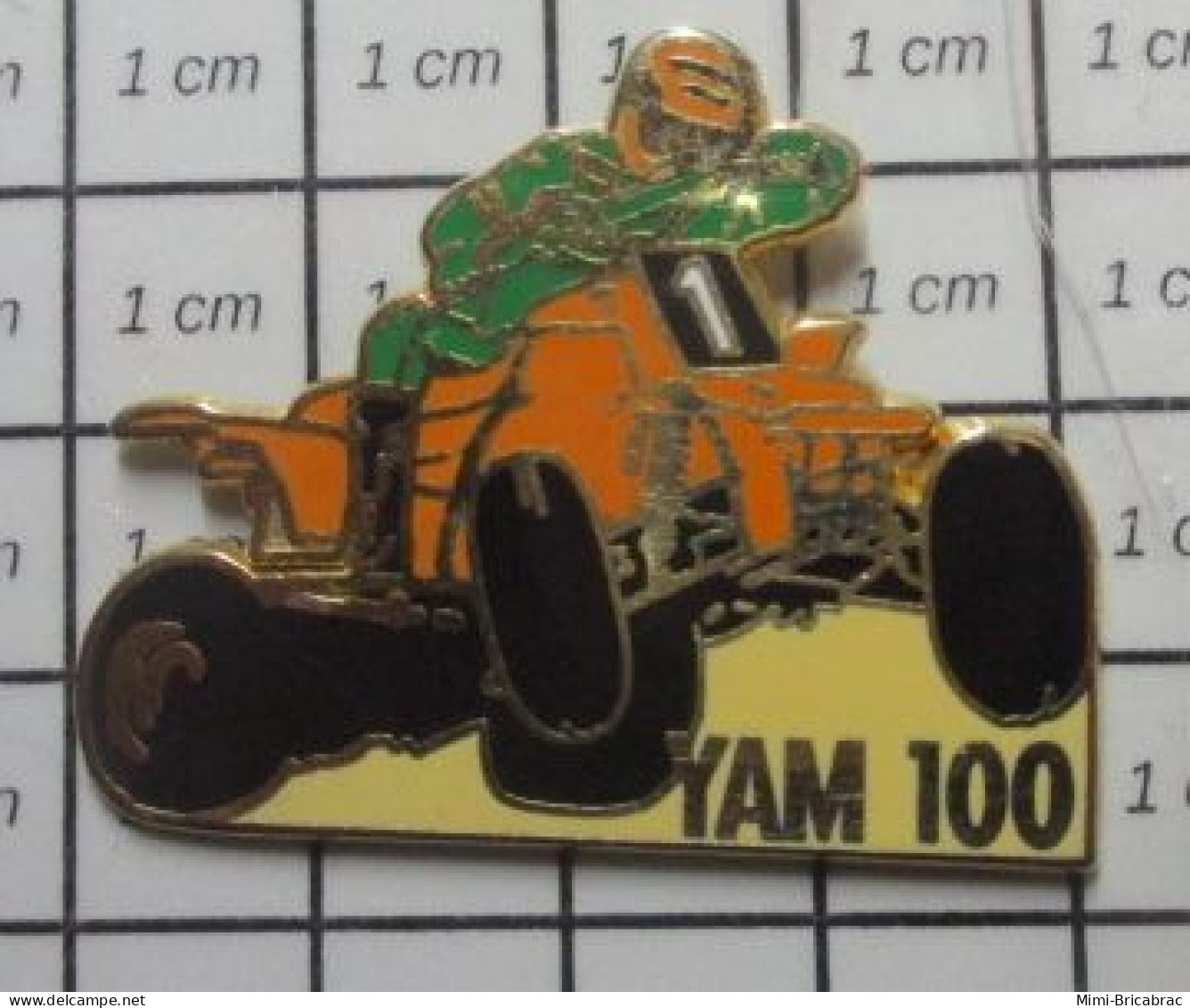 2922  Pin's Pins / Beau Et Rare / SPORTS / QUAD  ATV Yamaha 100 Par BALLARD Grand Pin's - Autorennen - F1