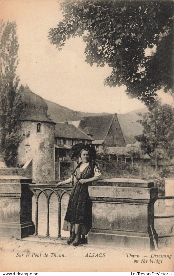 FRANCE - Alsace - Sur Le Pont De Thann - Femme En Tenue Traditionnelle - Carte Postale Ancienne - Thann