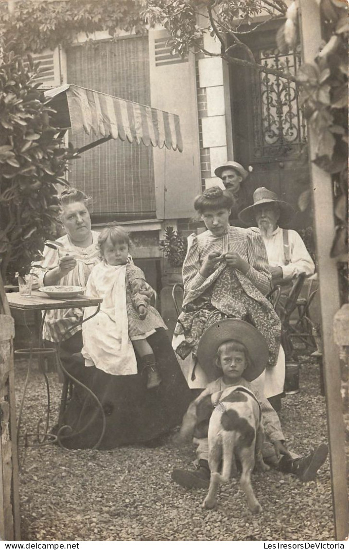 ENFANTS - Des Enfants Avec Leurs Parents Au Jardin  - Carte Postale Ancienne - Children And Family Groups