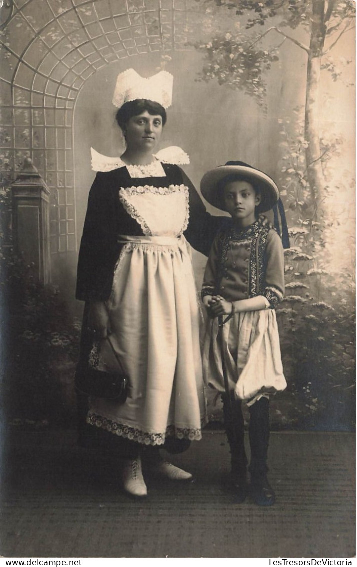 FANATISIE - Femme - Une Femme En Tenue Traditionnelle Avec Un Enfant - Carte Postale Ancienne - Frauen