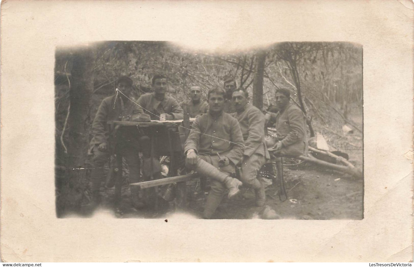 MILITARIA - Des Soldats Au Déjeuner - Table De Fortune - Carte Postale Ancienne - Personen