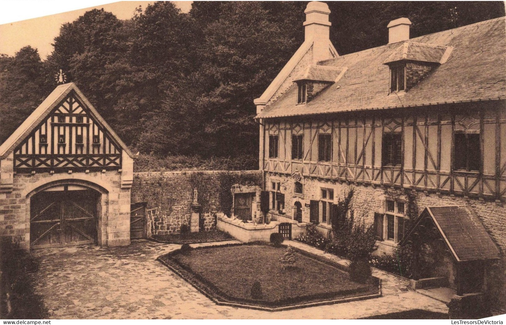 BELGIQUE - Florenville - Abbaye D'Orval - Cour D'entrée De L'Abbaye - Carte Postale Ancienne - Florenville