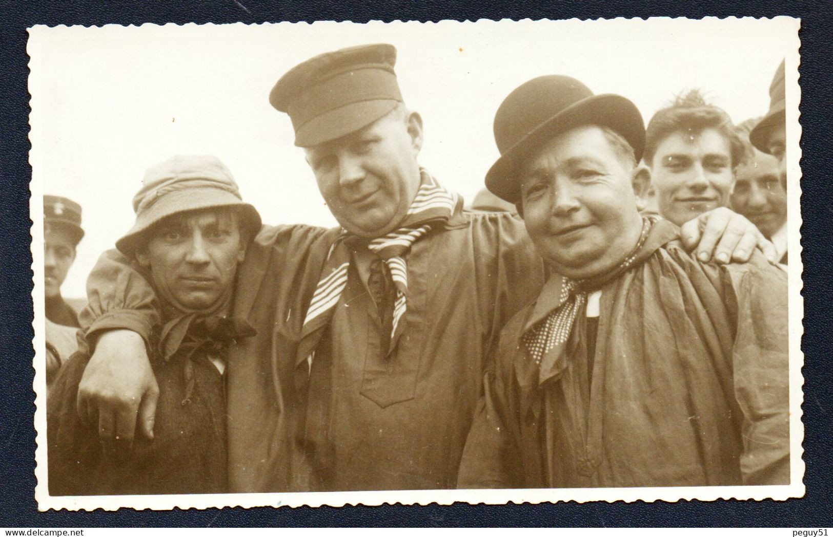 Carte-photo. Gendarme Ou Gardien De Prison à Gauche Avec Personnages Souriants. A  Identifier. 1949 - Zu Identifizieren