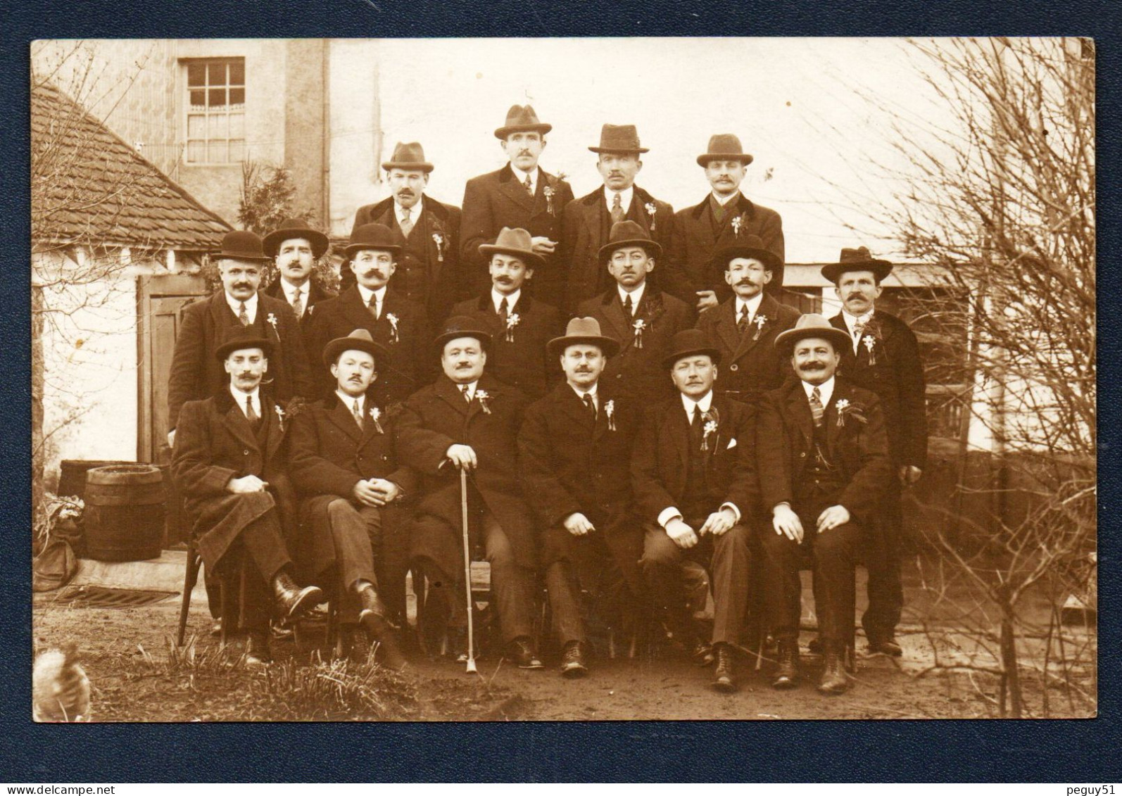 Carte-photo. Groupe De Personnages Portant Une Cocarde. A Identifier - Zu Identifizieren