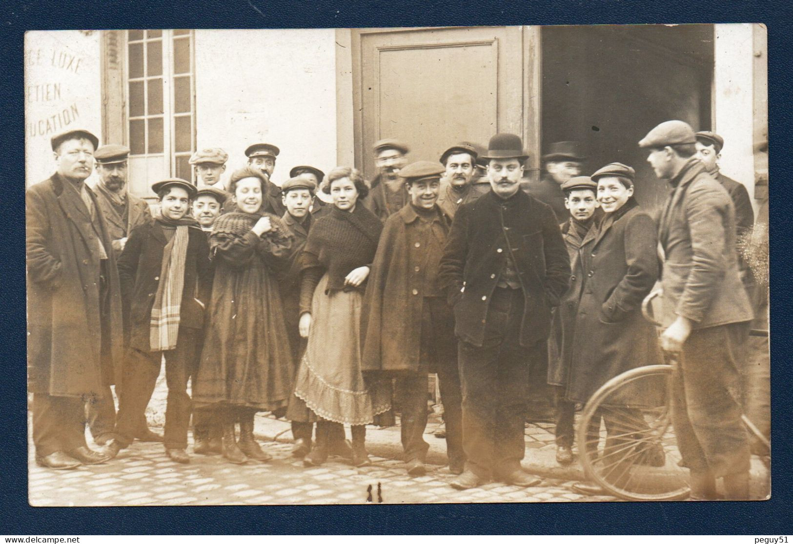 Carte-photo. Employés Et Apprentis à L'entrée De Leur Atelier. A Identifier - To Identify