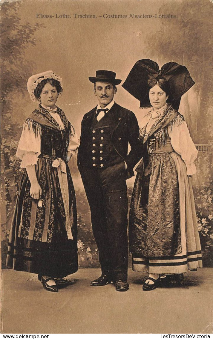 FRANCE - Costumes Alsaciens Lorrains - Un Homme Entouré De Deux Femmes - Carte Postale Ancienne - Alsace
