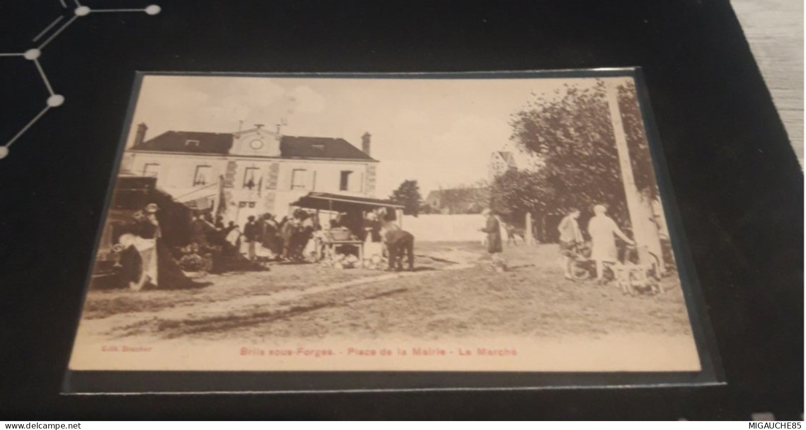 Carte   Postale   BRIIS SOUS FORGES  Place De La Mairie -le Marché - Briis-sous-Forges