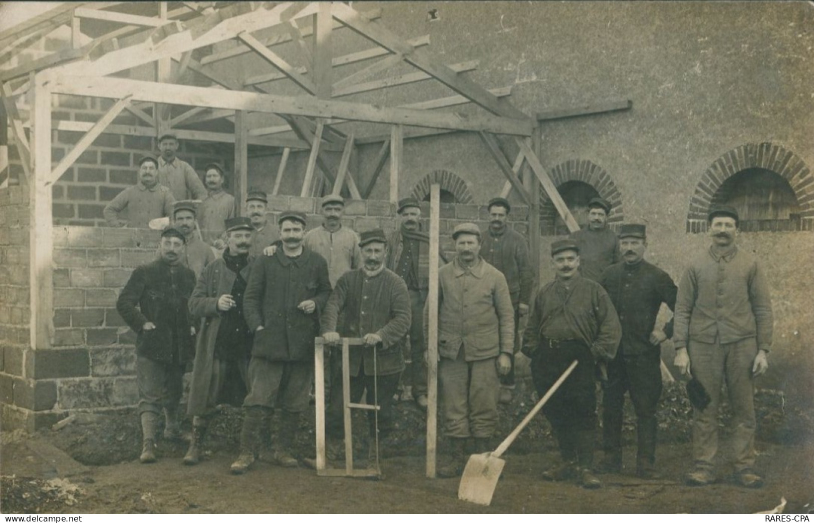 CPA PHOTO - Régiment à Identifer Dans Le CHER - Militaires Sur Chantier - Guerra 1914-18