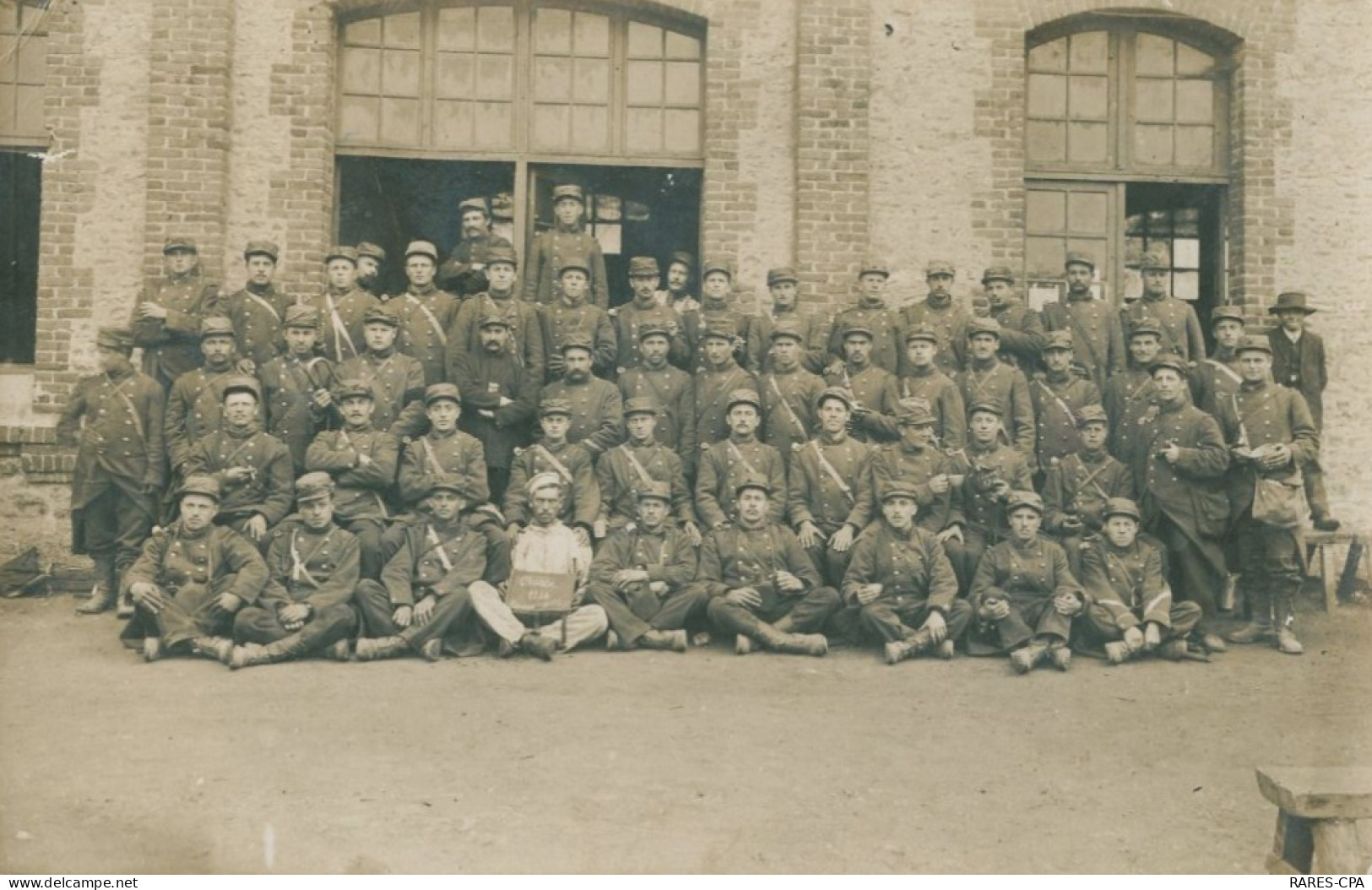 CPA PHOTO - Régiment à LISIEUX - La 10 ème Compagnie ( Il Me Semble ! ) - Guerra 1914-18